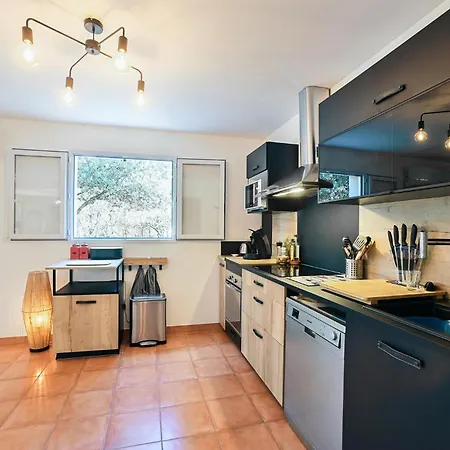 3 Bedroom Beautiful In Casa vacanze Barjac (Gard)
