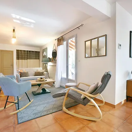 3 Bedroom Beautiful In Casa vacanze Barjac (Gard)